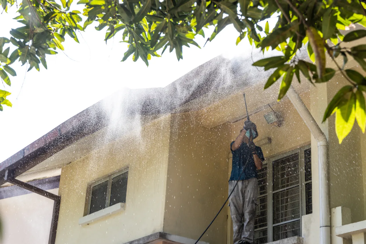 High pressure water cleaning